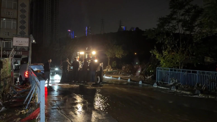 İstanbul'u sağanak vurdu: Yollar göle döndü, araçlar suya gömüldü
