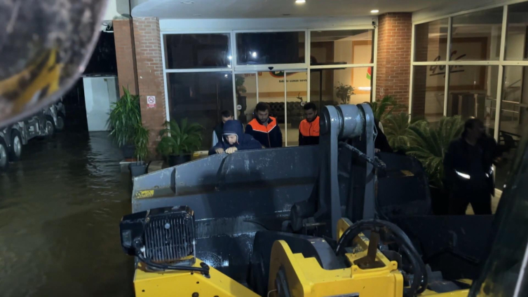 İstanbul'u sağanak vurdu: Yollar göle döndü, araçlar suya gömüldü