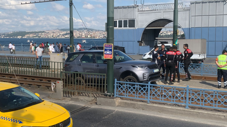 Tramvay yoluna giren araç seferleri aksattı