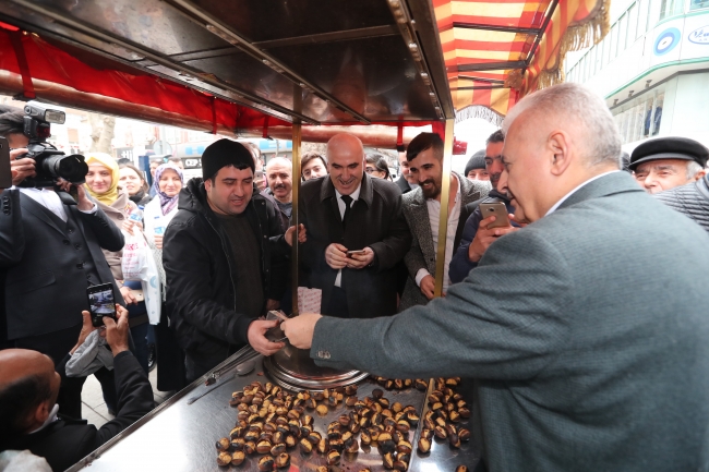 Binali Yıldırım döner kesti, kestane dağıttı, minibüs kullandı