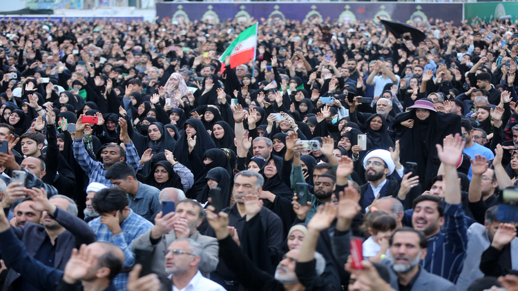 İran Cumhurbaşkanı Reisi Meşhed'teki İmam Rıza Türbesi'nde defnedildi