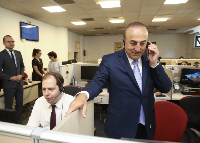 Dışişleri Bakanı Çavuşoğlu Konsolosluk Çağrı Merkezi'nde telefonları yanıtladı