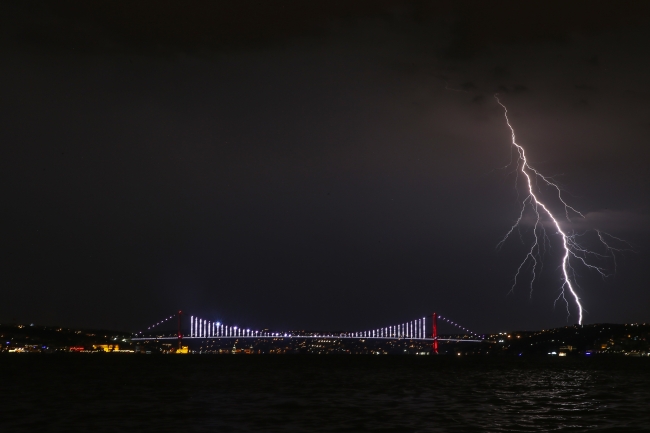 İstanbul'da şiddetli yağış etkili oluyor