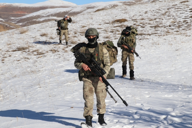 Mehmetçik zorlu kış şartlarında bile PKK'ya nefes aldırmıyor