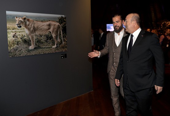 Bakan Çavuşoğlu, oyuncu Düzyatan’ın fotoğraf sergisini gezdi