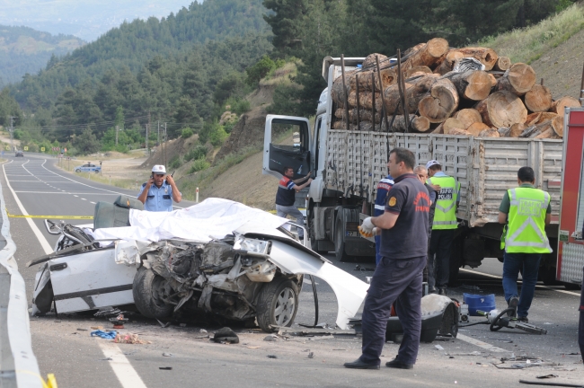 Kamyona çarpan otomobil ikiye bölündü: 3 ölü, 2 yaralı