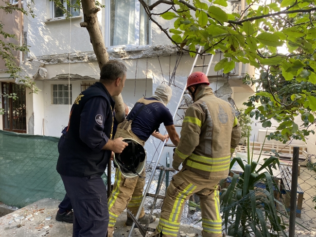 Kadıköy'de bir binanın iki balkonu çöktü