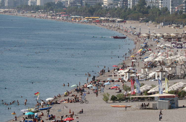 Antalyalı turizmci ara tatilden umutlu