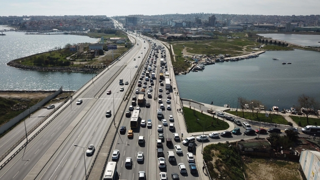 İstanbul'da sıcak havanın etkisiyle araç trafiğinde yoğunluk görüldü. Fotoğraf: DHA