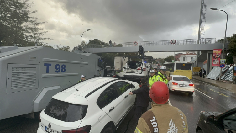 Aralarında TOMA'nın da bulunduğu 14 araç zincirleme kaza yaptı