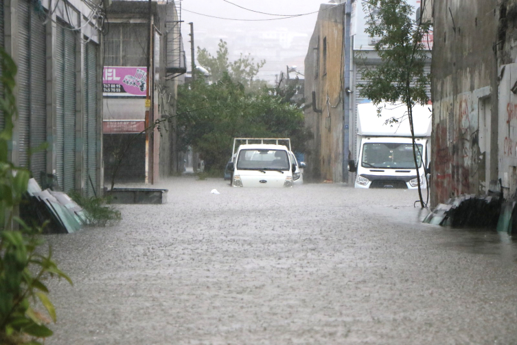 Samsun'da sağanak su baskınlarına neden oldu