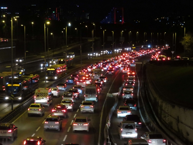 Kısıtlamanın ardından İstanbul'da trafik yoğunluğu