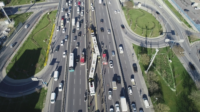 Avcılar'da iki metrobüs çarpıştı