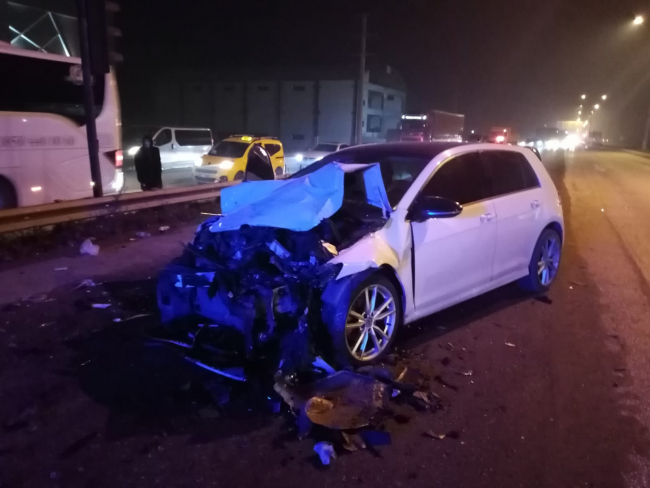 Bursa'da otomobil kırmızı ışıkta duran araca çarptı: 6 yaralı