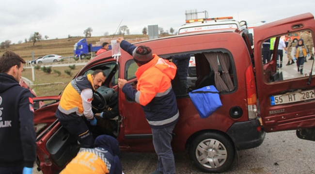 Samsun'da otomobil ile hafif ticari araç çarpıştı: 1 ölü, 7 yaralı