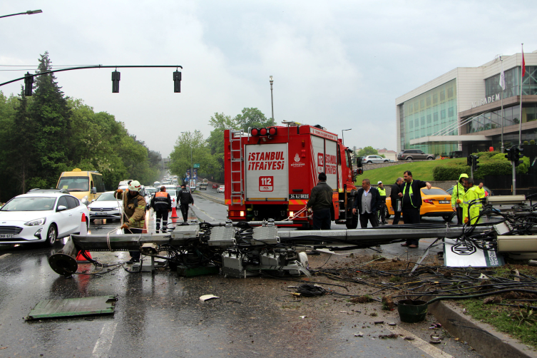 İETT otobüsü direğe ardından otomobile çarptı