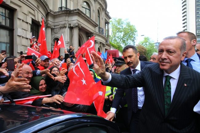 İngiltere'deki Türkler Cumhurbaşkanı Erdoğan'ı sevgi gösterileriyle karşıladı