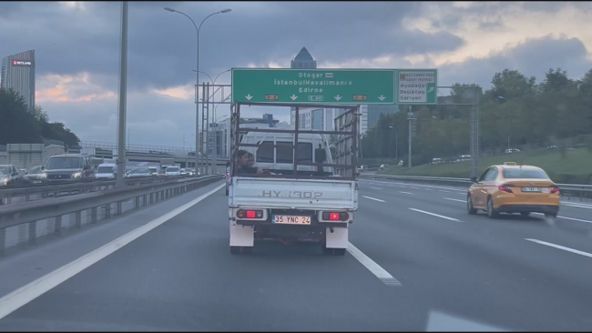 Kamyonet kasasında tehlikeli yolculuk