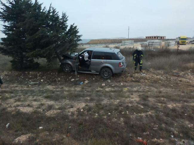 Eskişehir'de ciple çarpışan otomobil ikiye bölündü