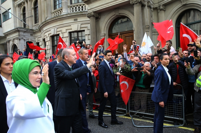 İngiltere'deki Türkler Cumhurbaşkanı Erdoğan'ı sevgi gösterileriyle karşıladı