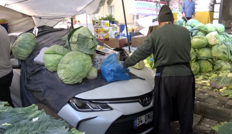 Pazar yerine bırakılan otomobil lahana tezgahı oldu