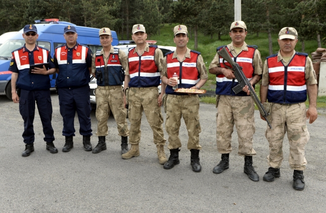 Mehmetçik'ten "şekerli" trafik uygulaması