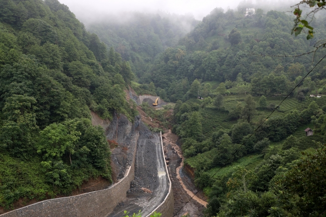 Taşkın riskine karşı Rize-Salarha yolu trafiğe kapatıldı