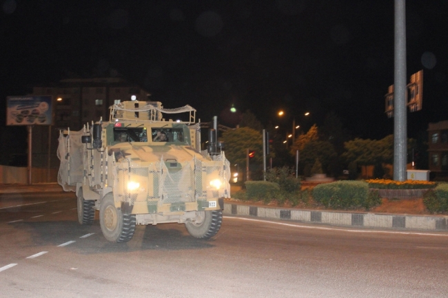 Kilis'ten sınırın Suriye tarafına zırhlı araç sevkiyatı