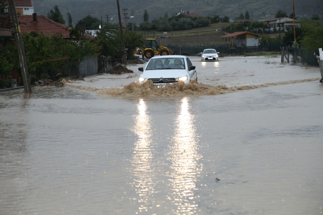 Ankara'nın Çubuk ilçesinde sağanak ve dolu, su baskınlarına yol açtı. Fotoğraf: AA