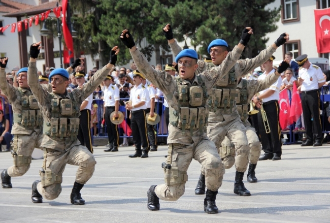 Komandoların Zeybek oyunu Zafer Bayramı'na damga vurdu