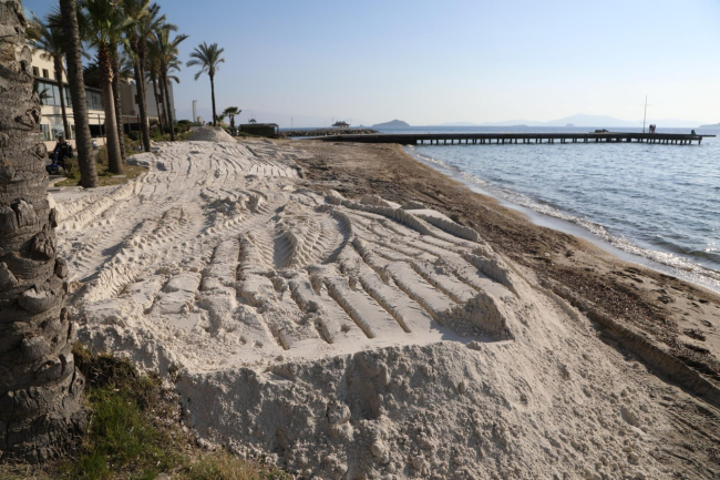 Bodrum'da sahile beyaz kum döken otelin çalışması durduruldu