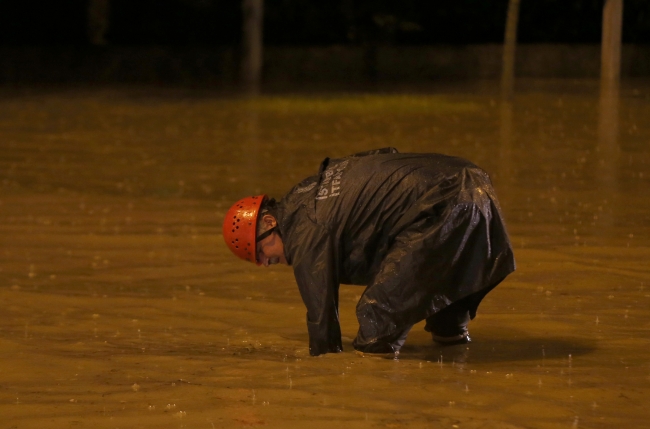 İstanbul'da yağış nedeniyle araçlar mahsur kaldı