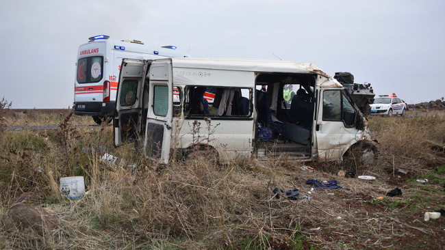 Şanlıurfa'da işçileri taşıyan minibüs devrildi: 23 yaralı