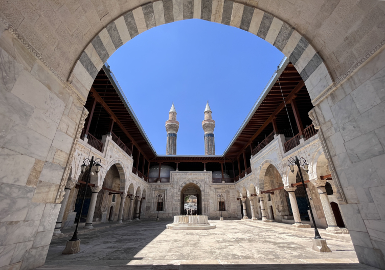 Ziyaretçi yoğunluğu yaşayan Gök Medrese, eğitime de kapılarını açıyor