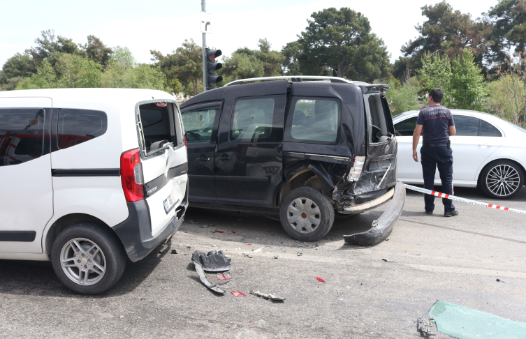 Antalya'da 5 araç birbirine girdi: 7 yaralı