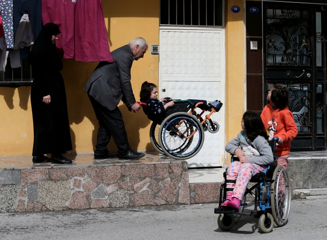 DEAŞ saldırısında sakat kalan kardeşler Türkiye'de hayata tutundu