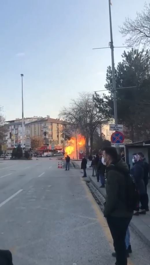 Ankara'da patlayan doğal gaz borusu alev aldı