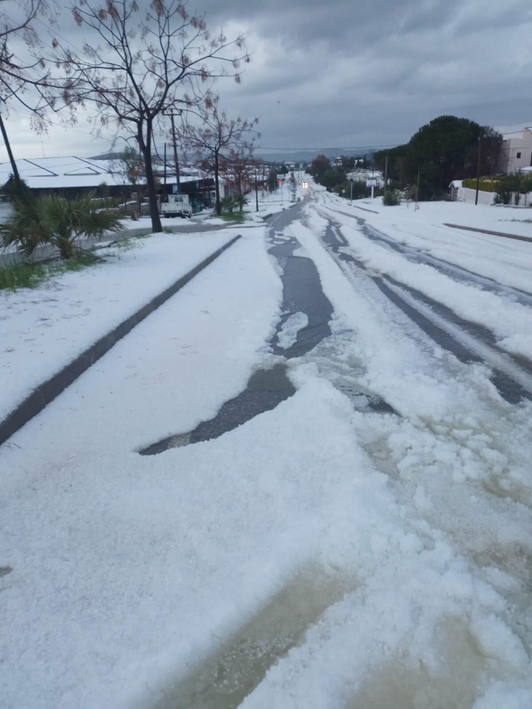 İzmir'de dolu etkili oldu: Sokaklar beyaza büründü