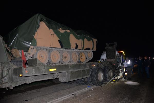 Hatay'da minibüs park halindeki askeri tıra çarptı: 3 ölü, 10 yaralı