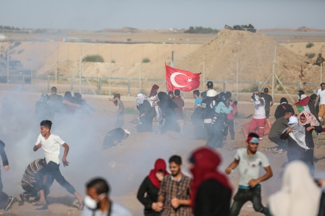 İsrail askerleri Türk bayrağını taşıyan genci vurdu