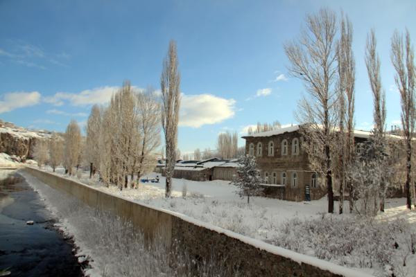 Ardahan'da Kura Nehri'nin yüzeyi buz tuttu