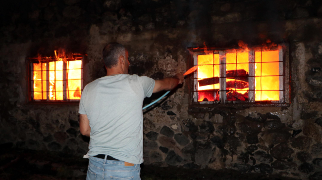 Erzurum'da samanlık yangını: Çevredeki evlere sıçradı