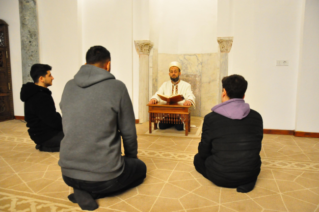 Camide imamlık, yeşil sahada başkanlık yapıyor