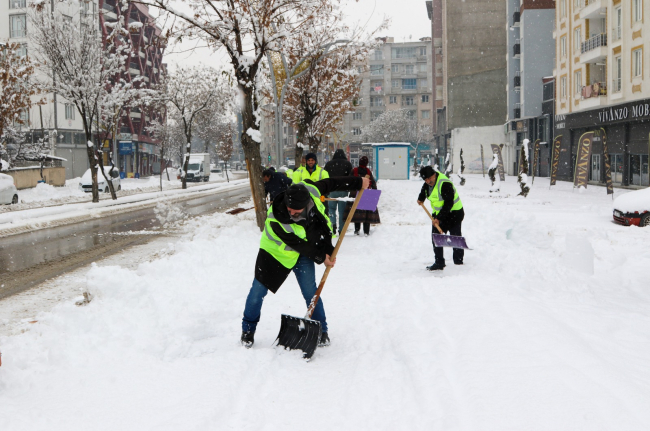 Van'da kar yağışı nedeniyle 345 yerleşim yeri yolu kapandı