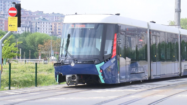 İstanbul'da tramvayla otomobil çarpıştı