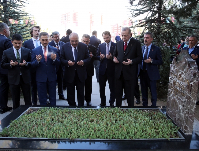 Cumhurbaşkanı Erdoğan, Alparslan Türkeş'in kabrini ziyaret etti