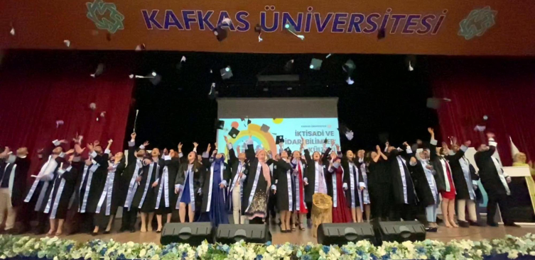 69 yaşında üniversiteden mezun oldu, diplomasını bozkurt işareti yaparak aldı