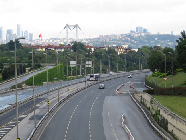 İstanbul'da bayramın son gününde yollar ve meydanlar boş