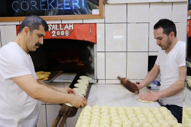 Maraş'ın geleneksel Ramazan çörekleri tezgahlarda yerini aldı