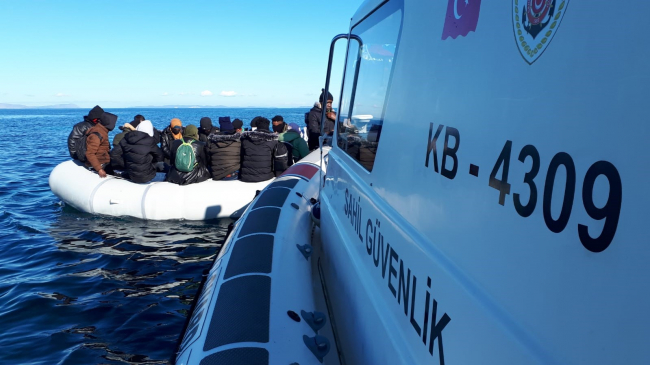 Yunanistan'ın ölüme terk ettiği 55 düzensiz göçmen kurtarıldı